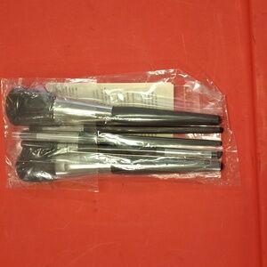 Mary Kay Essential Brush Collection set of 5 brushes. NWOT